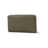 Billetera verde con cierre, confeccionada en poliuretano. Presenta un aplique rectangular color beige con el logo XL en el centro. Cuenta con múltiples compartimentos internos y herrajes plateados.