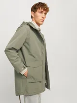 Parka térmica resistente al viento con capucha y cierre con cremallera. Cuenta con capucha ajustable con cordones, mangas largas con puños de canalé, cierre con cremallera y bolsillos frontales. Diseño largo con tapeta anti viento.