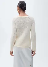 Sweater de tejido de crochet color blanco hueso, con cuello redondo y mangas largas. Tejido mezcla de algodón y poliéster.