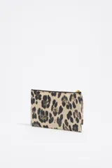 Monedero doble Bimba y Lola con estampado animal print, confeccionado en nylon con estructura blanda. Cuenta con tirador de cordón, logo metálico, tarjetero interior, cierre con cremallera e interior con placa logotipada metálica.