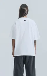 Remera oversize de algodón premium color blanco, con cuello redondo y hombros caídos.