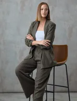 Blazer blanco de lino con cuello con solapa, bolsillos sastre y mangas fruncidas.