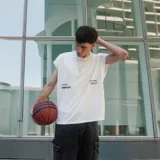 Musculosa blanca de algodón premium, corte oversize y sin mangas, con estampado minimalista en negro en el frente que incluye el texto "VENEFO® COMPANY" y "004@1994 .CCL™".