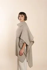 Ruana marrón con terminación de crochet hecho a mano, confeccionada en lana fina sin teñir. Diseño exclusivo de Don Baez, hecha 100% en Uruguay.