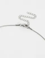 Cadena plateada de acero quirúrgico con dije de letra "B" con strass incrustados.