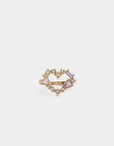 Anillo dorado con forma de corazón, decorado con strass y gemas de color lila y rosa.