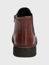 Botín Chelsea de cuero color marrón con elásticos laterales negros y suela de goma negra.
