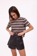 Short de cuero color marrón oscuro, de corte ancho y tiro alto.