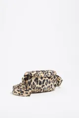 Riñonera de nylon con estampado animal print, estructura blanda y tamaño pequeño. Tiene asa regulable de tejido, logo metálico BIMBA Y LOLA, acabados metálicos, bolsillo interior, cierre con cremallera e interior con placa logotipada metálica BIMBA Y LOLA.
