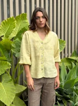Camisa amarilla de lino con escote en V y mangas 3/4 abullonadas.