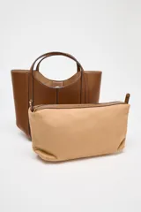 Bolso mini city color marrón con asa de mano y asa bandolera extraíble. Detalle de pespuntes en contraste y bolsa interior extraíble con cierre mediante cremallera.