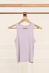Top sin mangas color lila claro, de tejido acanalado y corte ajustado al cuerpo.