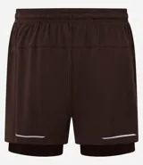 Bermuda deportiva marrón con short de compresión interno, cintura elástica con cordón ajustable y bolsillo interno para celular.
