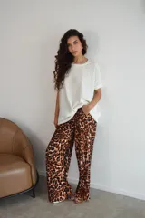 Pantalón palazzo de viscosa con estampado animal print en tonos marrón y negro.