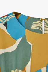 Vestido midi de algodón con estampado floral multicolor, cuello redondo, manga corta caída y pliegues en la cintura.