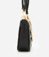 Bolso baguette pequeño color crema, confeccionado en cuero sintético con textura matelaseada en forma de rombos. Presenta correa corta al hombro y detalle de cadena dorada en el frente.