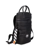 Matera estilo mochila color negro, confeccionada en nylon combinado con símil cuero. Cuenta con tapa con cierre metálico, bolsillo interno, asas y correa extensible.
