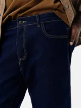 Pantalón de jean de corte recto color azul oscuro.