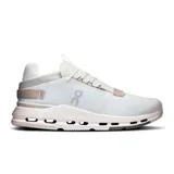 Championes urbanos On Running Cloudnova 2, color blanco con detalles en beige.