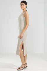 Vestido midi tejido en punto jersey con hilo Lurex plateado, de corte recto, sin mangas y con escote redondo.