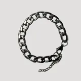 Pulsera de acero plateado con eslabones tipo cadena gruesa y cierre de mosquetón ajustable.