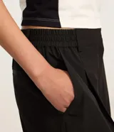 Pantalón de vestir negro, de corte recto, con trabillas en la cintura y elástico en la parte trasera.