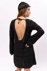 Vestido corto negro tejido con lurex, escote redondo y mangas largas.