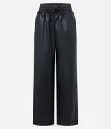 Pantalón pantalona de cuero sintético negro con cintura elástica, lazo ajustable y raya lateral blanca.