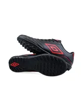 Championes de fútbol Umbro Classico III TF, color azul marino con detalles en verde flúor.