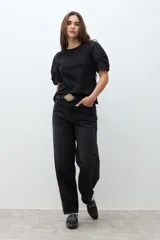 Remera negra de algodón con cuello redondo y mangas cortas abullonadas.