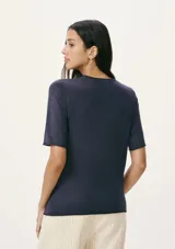 Blusa azul de tejido de punto con mangas cortas y cuello redondo.