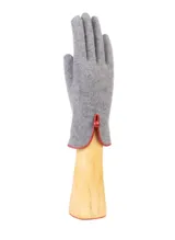 Guantes grises de lana merino y cashmere con ribete rojo y botón decorativo.