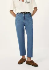 Pantalón de jean azul de corte recto y cintura alta, con terminación desflecada en el ruedo.