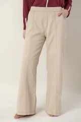 Pantalón beige de gabardina de algodón, corte recto y tiro alto, con bolsillos laterales y traseros, y elástico en la cintura trasera.