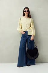 Camisa blanca a rayas grises, de lino, con cuello mao, mangas largas abullonadas y bordados en las sisas.