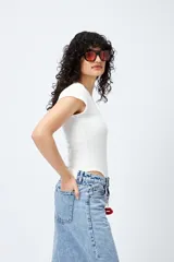 Body negro de punto canalé con mangas cortas, confeccionado en tejido suave y elástico que combina algodón, poliéster y elastano.