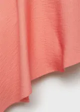 Top palabra de honor color salmón con bajo asimétrico y corte acampanado.