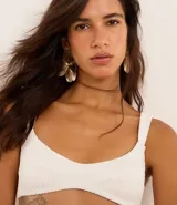 Top de bikini blanco con textura acanalada, corte tipo remera, breteles anchos fijos y copas removibles.