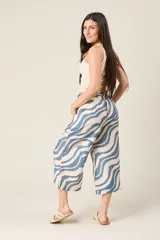 Pantalón palazzo corto con estampado de cebra en tonos verde y beige. El pantalón es tipo culotte, con cintura elastizada y cordón ajustable.