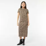 Vestido midi de corte recto, con cuello redondo y mangas cortas. Estampado animal print de leopardo.