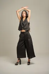 Pantalón negro de lino, de tiro alto y pierna ancha.