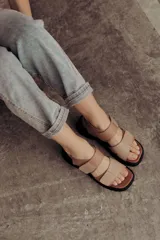 Sandalias de cuero color beige con doble tira con velcro y suela chunky negra.