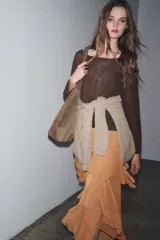 Jersey verde de punto rústico, con escote redondo y manga larga.