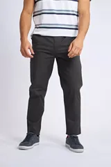 Pantalón chino de gabardina color gris oscuro, corte regular y logo bordado.