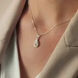 Gargantilla de plata 925 con dije en forma de lágrima con circonias.