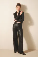 Pantalón de cuero ovino negro, de corte jeanero con calce oxford y tiro medio.