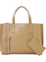 Cartera tote color beige de Tommy Hilfiger, con doble asa de mano y correa bandolera textil ajustable y extraíble. Incluye monedero extraíble con cremallera y logo en relieve. Presenta el monograma TH en la parte delantera.