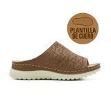 Sandalia marrón con plantilla de cuero, con capellada cerrada con perforaciones y suela blanca.