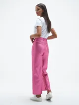 Pantalón jean de tiro alto, corte recto y pierna ancha, color fucsia brillante.
