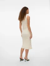 Vestido midi tejido color crema, sin mangas y con cuello redondo.